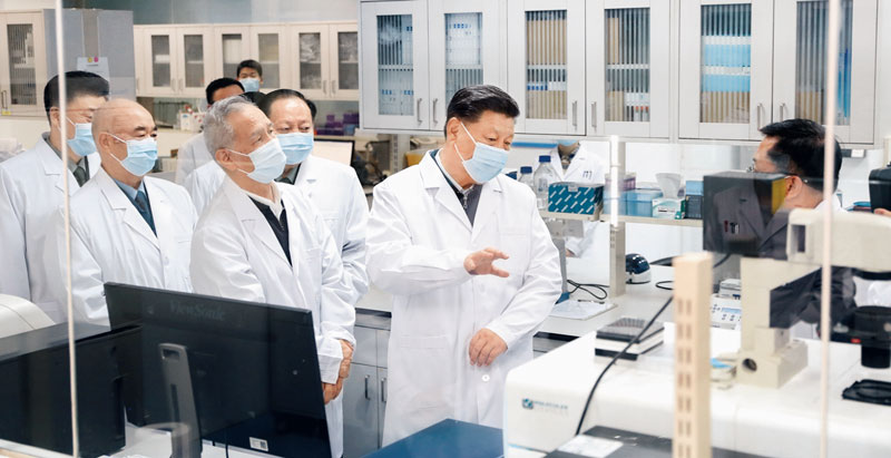 2020年3月2日，中共中央总书记、国家主席、中央军委主席习近平在北京考察新冠肺炎防控科研攻关工作。这是习近平在军事医学研究院重大疫情应急防控药物研究室了解疫苗和抗体研制情况。 